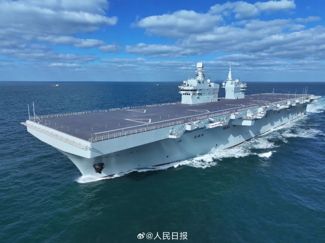 现场画面！海军四川舰顺利完成首次航行试验