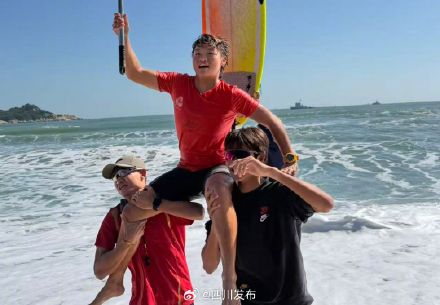 四川选手杨思琪夺得全运会冲浪女子短板冠军