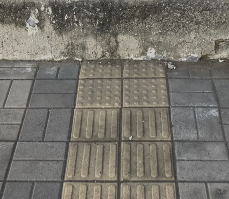 走着走着就撞墙了！北京一公交站附近人行便道缺失，如何解？