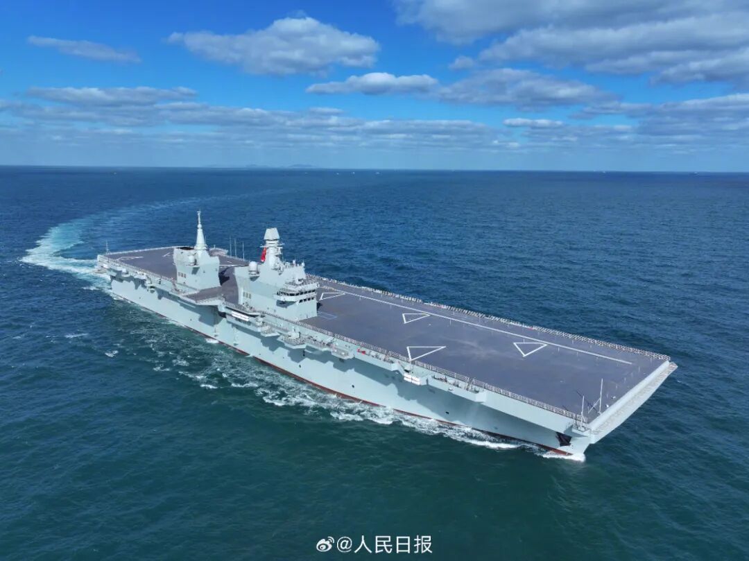 现场画面！海军四川舰顺利完成首次航行试验