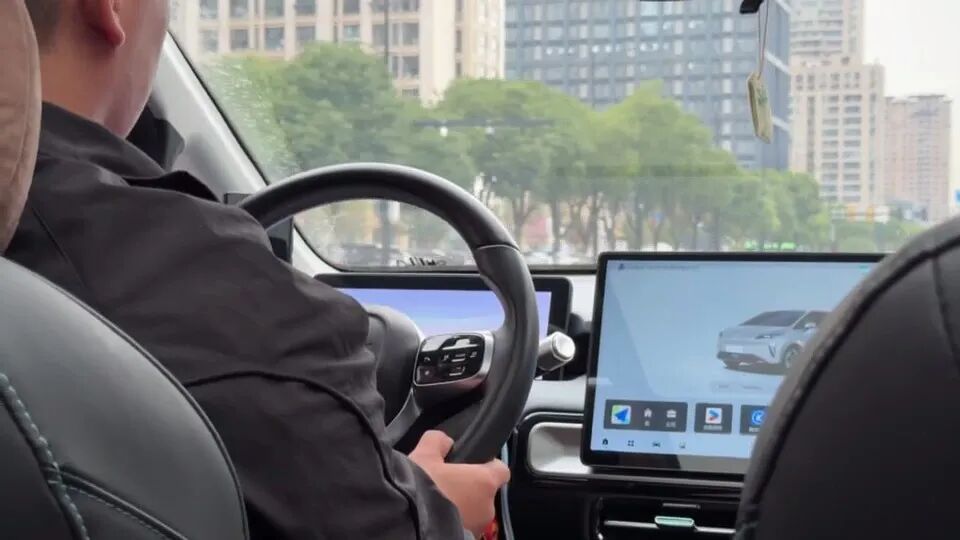 浙江网约车司机一个动作，乘客竟想要跳车？