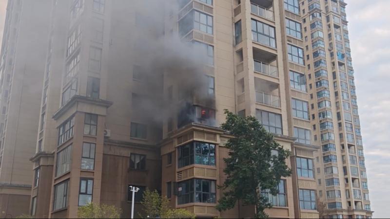 江西九江：男子出门忘拔充电器引发火灾 消防8分钟成功处置