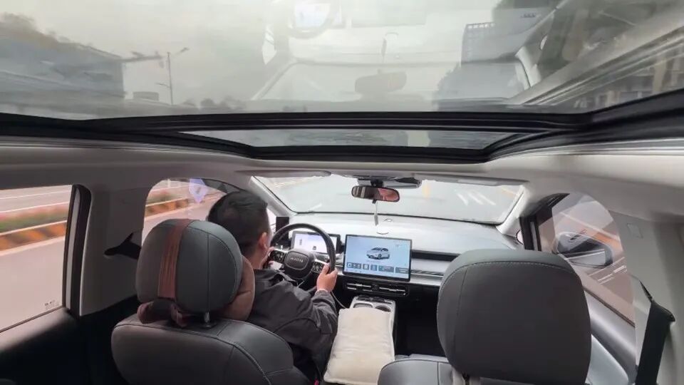 浙江网约车司机一个动作，乘客竟想要跳车？