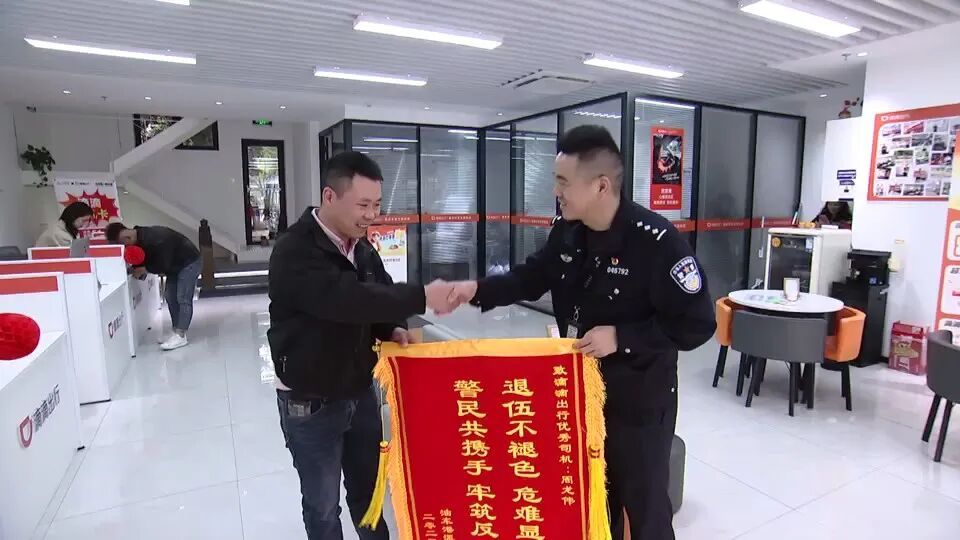 浙江网约车司机一个动作，乘客竟想要跳车？