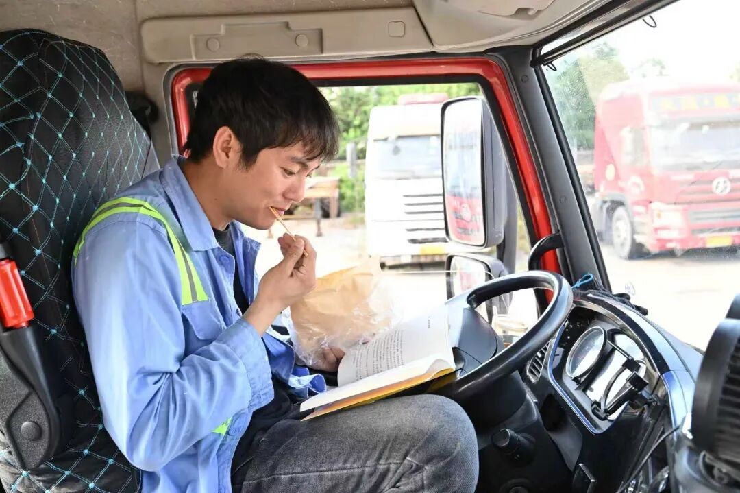冲上热搜的劳动者｜集卡司机在4平方米移动“书房”读了400本书