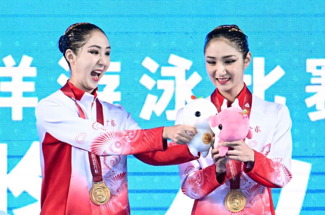 全运会花样游泳：领奖台上两对双胞胎，台下更多