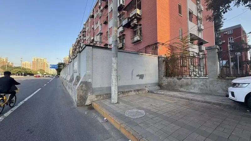 走着走着就撞墙了！北京一公交站附近人行便道缺失，如何解？