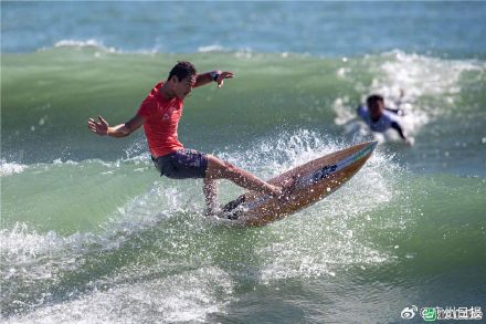 18岁吴世栋、16岁杨思琪分获十五运会男、女冲浪短板项目金牌