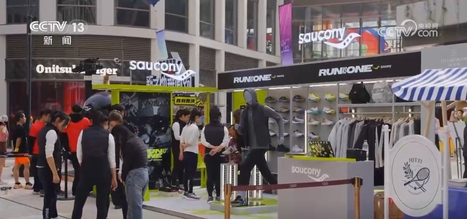 繁华商圈变身运动街区 “体育+”加速“破圈”激活消费新潜力 繁华商圈变身运动街区 “体育+”加速“破圈”激活消费新潜力