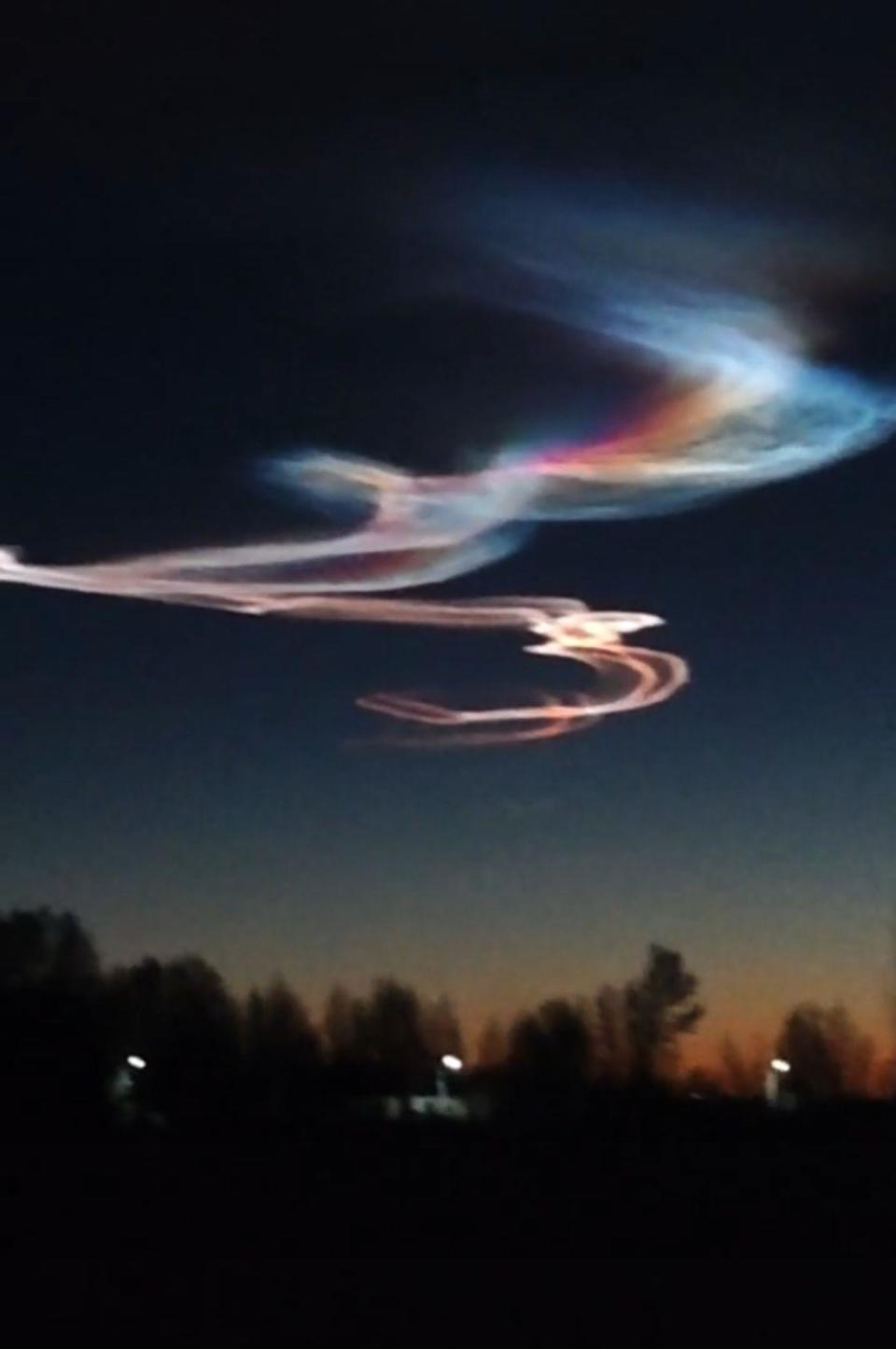 甘肃多地上空清晨现“七彩祥云”，专家：与火箭、导弹发射时的尾迹有关