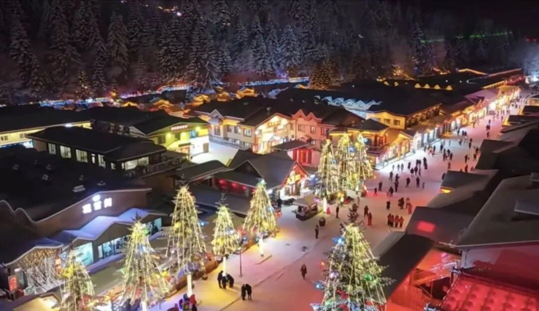 “中国雪乡”开园首日，迎宾又迎雪