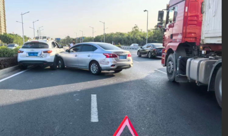 前方刹车，他一把方向自信变道……下一秒，四车连环碰