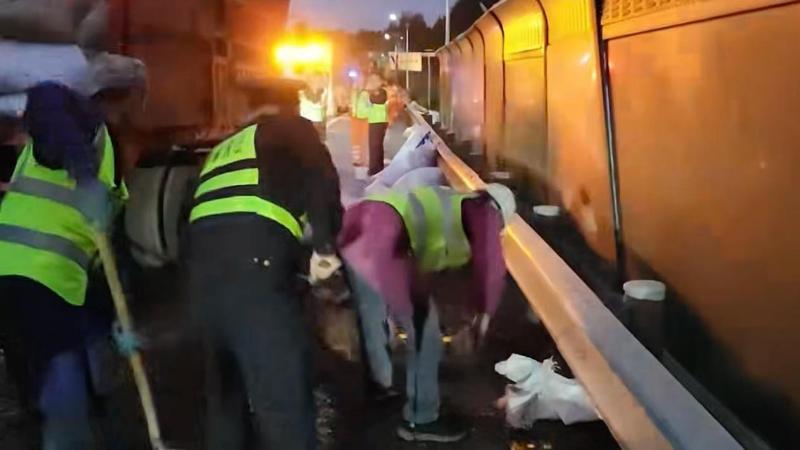 江西：装载11吨茶籽货车高速侧翻 多方协作挽回约21万元损失