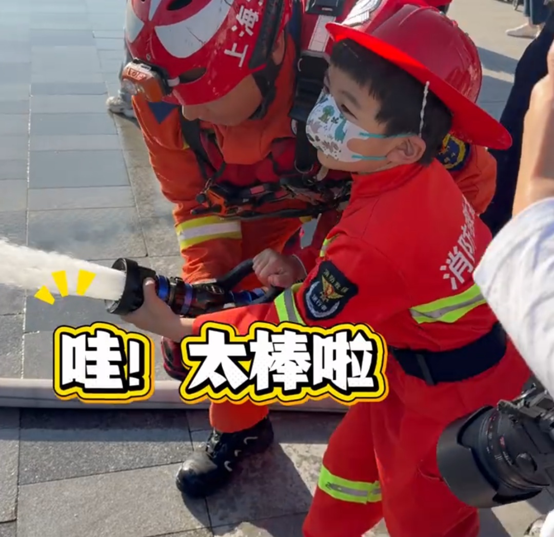 上海外滩闪现“彩虹”!游客纷纷拍照留念,小朋友们激动了:能在心里记一辈子! 上海外滩闪现“彩虹”!游客纷纷拍照留念,小朋友们激动了:能在心里记一辈子!