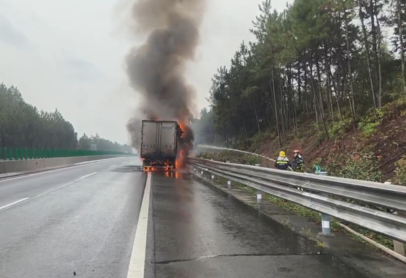 高速上，10吨金针菇全被烤熟！