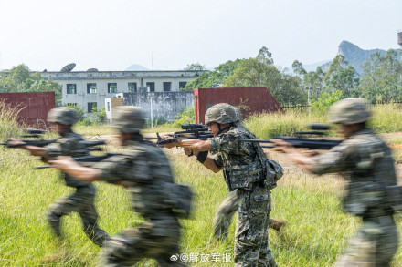 看现场！直击武警捕歼训练
