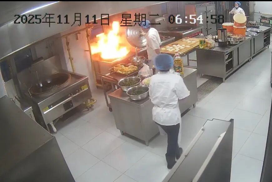 消防部门提醒：油锅起火盖锅盖后，千万不要立即打开盖！