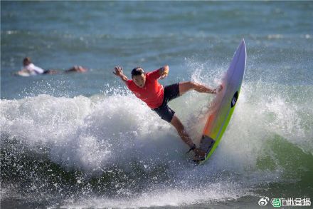 18岁吴世栋、16岁杨思琪分获十五运会男、女冲浪短板项目金牌