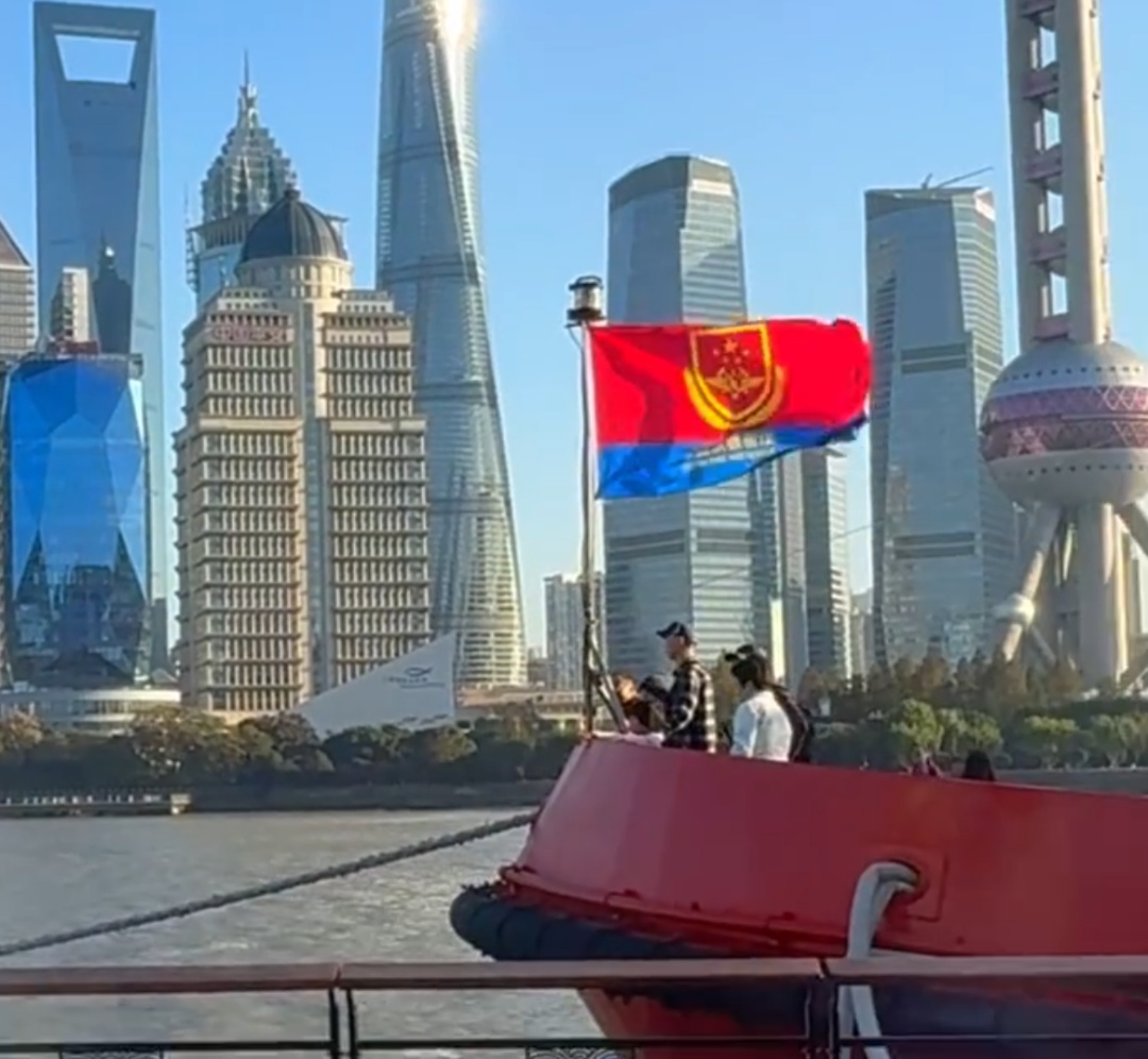 上海外滩闪现“彩虹”!游客纷纷拍照留念,小朋友们激动了:能在心里记一辈子! 上海外滩闪现“彩虹”!游客纷纷拍照留念,小朋友们激动了:能在心里记一辈子!