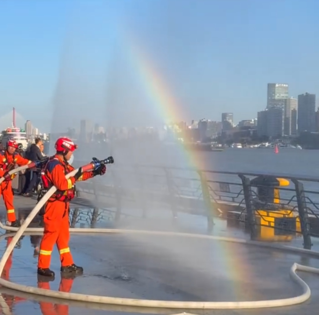 上海外滩闪现“彩虹”!游客纷纷拍照留念,小朋友们激动了:能在心里记一辈子! 上海外滩闪现“彩虹”!游客纷纷拍照留念,小朋友们激动了:能在心里记一辈子!