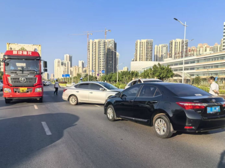 前方刹车，他一把方向自信变道……下一秒，四车连环碰