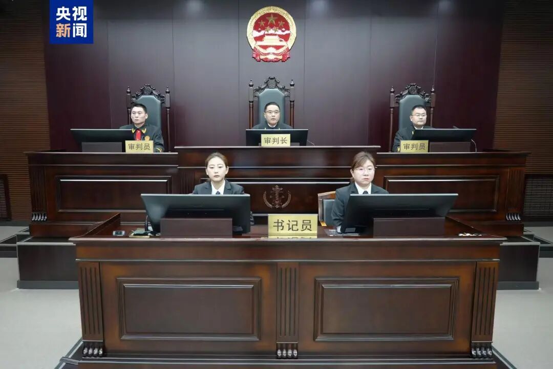 被留置前一晚仍在会所大吃大喝，副部级李显刚，被判无期