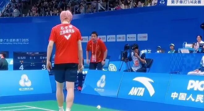 石宇奇跟腱受伤无奈退赛，更让人揪心的是：石宇奇坐轮椅离开赛场