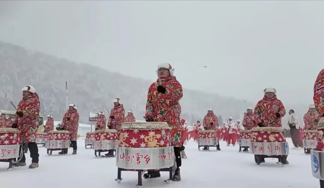 “中国雪乡”开园首日，迎宾又迎雪