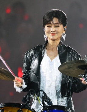 72岁赵雅芝穿皮衣打架子鼓，被赞“七旬老太玩转摇滚”