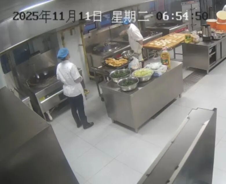 消防部门提醒：油锅起火盖锅盖后，千万不要立即打开盖！