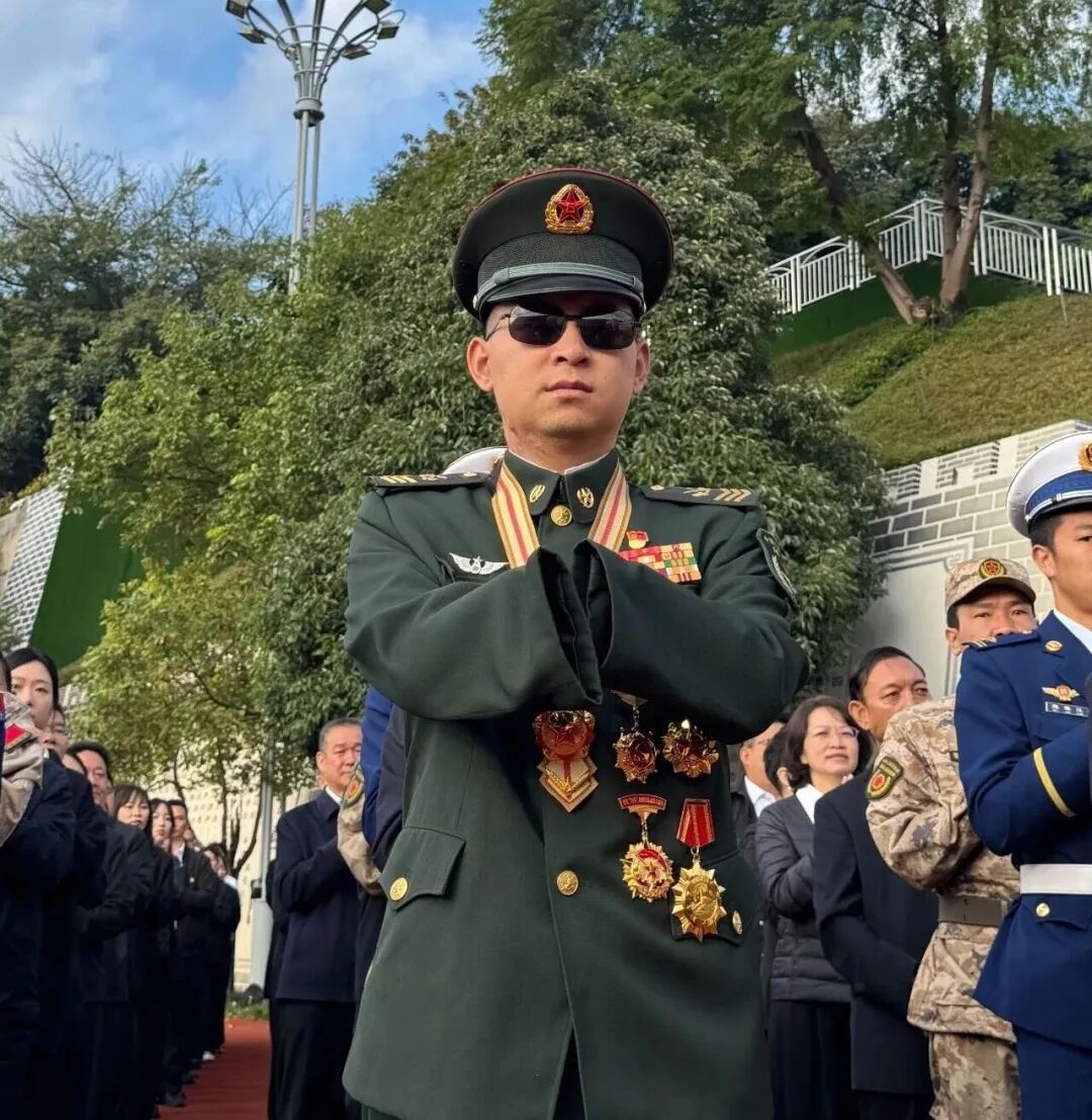 张桂梅与杜富国的互动令人泪目