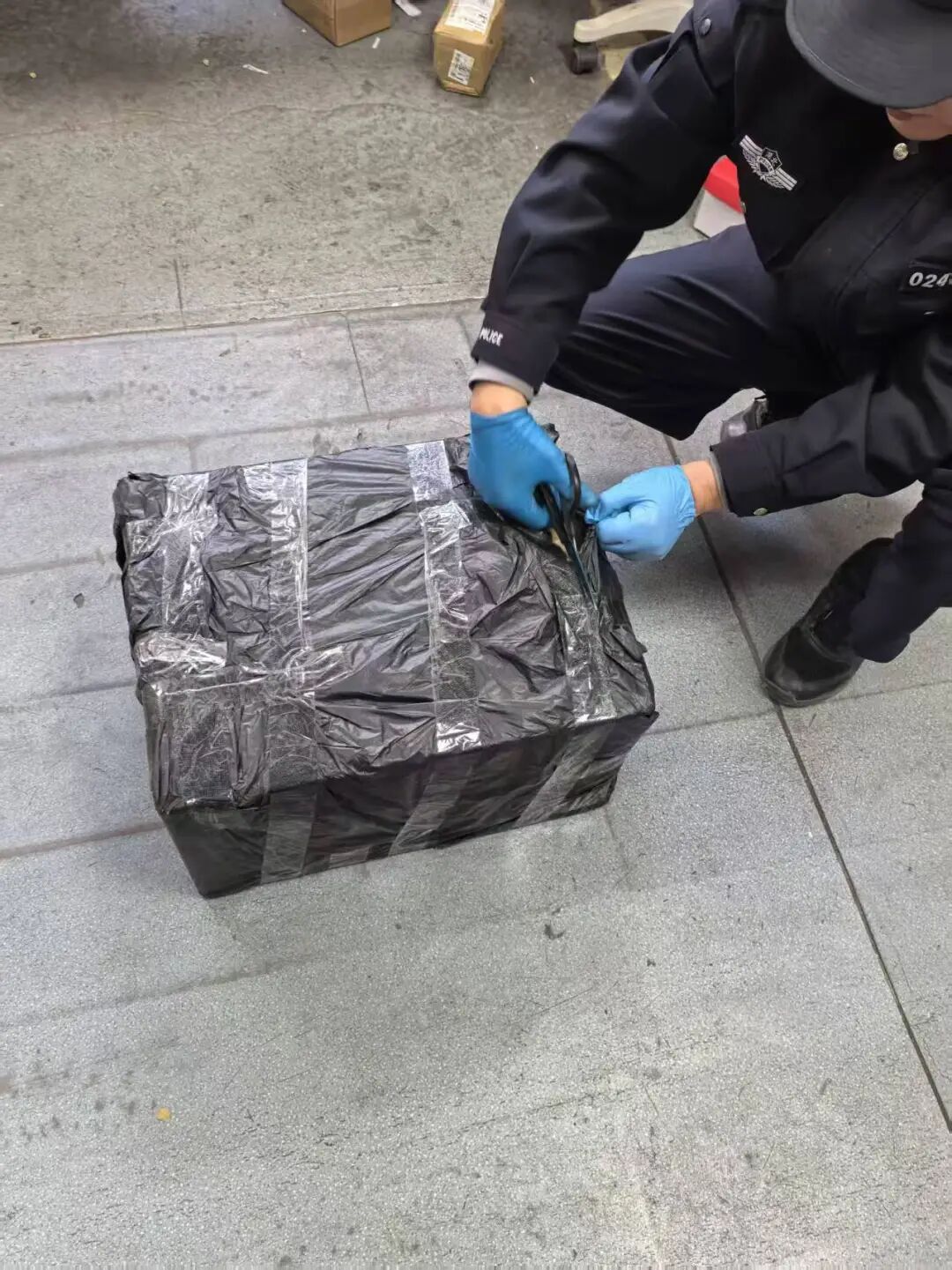 “找到了！现金藏在快递旧棉被里！”