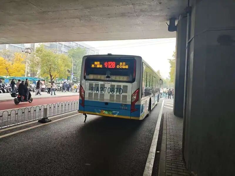 三天两起剐蹭,北京一地铁站口外改造后又有新问题出现? 三天两起剐蹭,北京一地铁站口外改造后又有新问题出现?