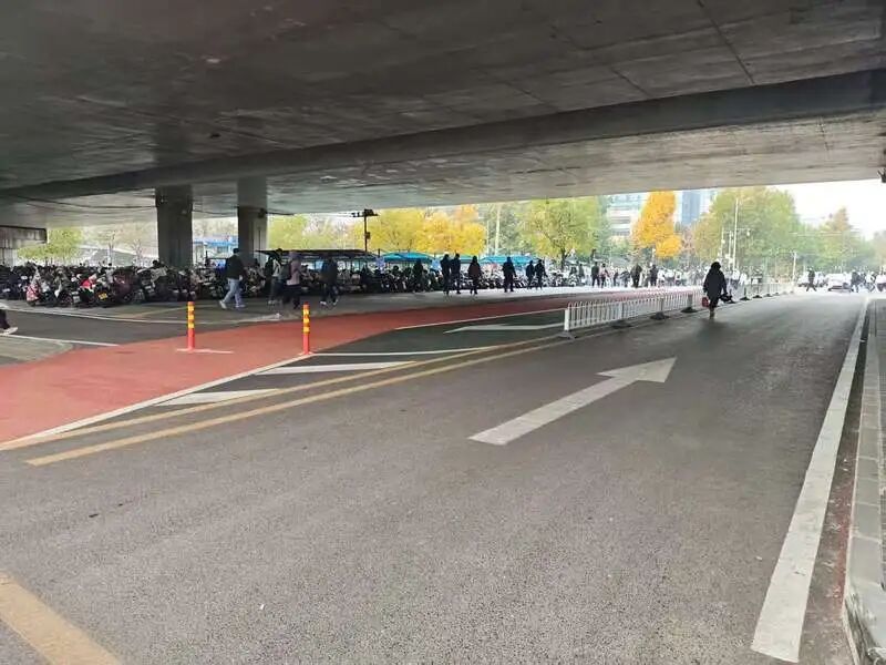 三天两起剐蹭,北京一地铁站口外改造后又有新问题出现? 三天两起剐蹭,北京一地铁站口外改造后又有新问题出现?