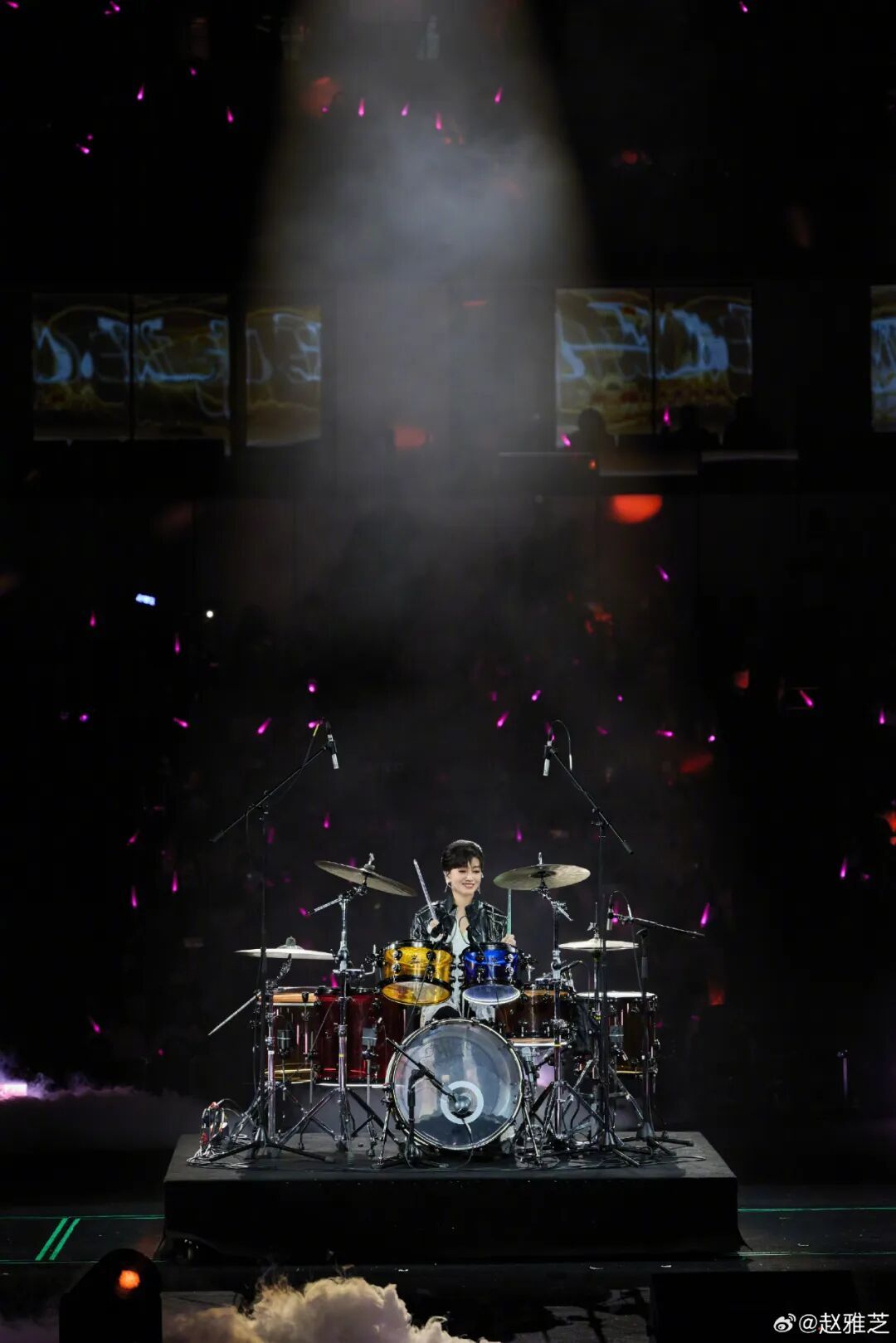 72岁赵雅芝穿皮衣打架子鼓，被赞“七旬老太玩转摇滚”