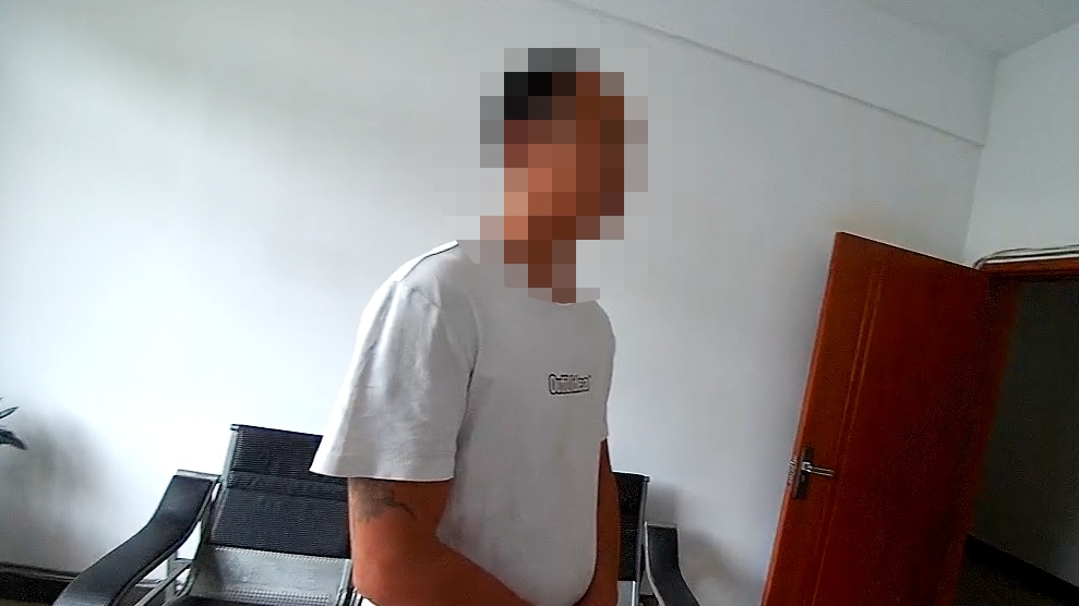 绝望!害怕!高速路上,一根废铁“飞来”直插副驾驶室…… 绝望!害怕!高速路上,一根废铁“飞来”直插副驾驶室……