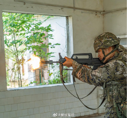 看现场！直击武警捕歼训练