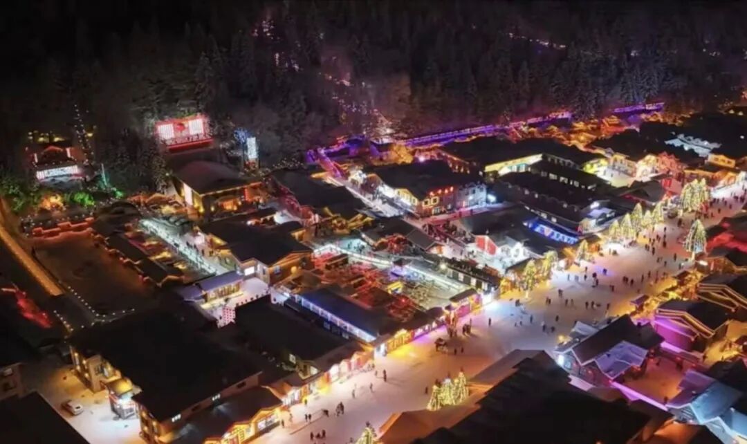 “中国雪乡”开园首日，迎宾又迎雪