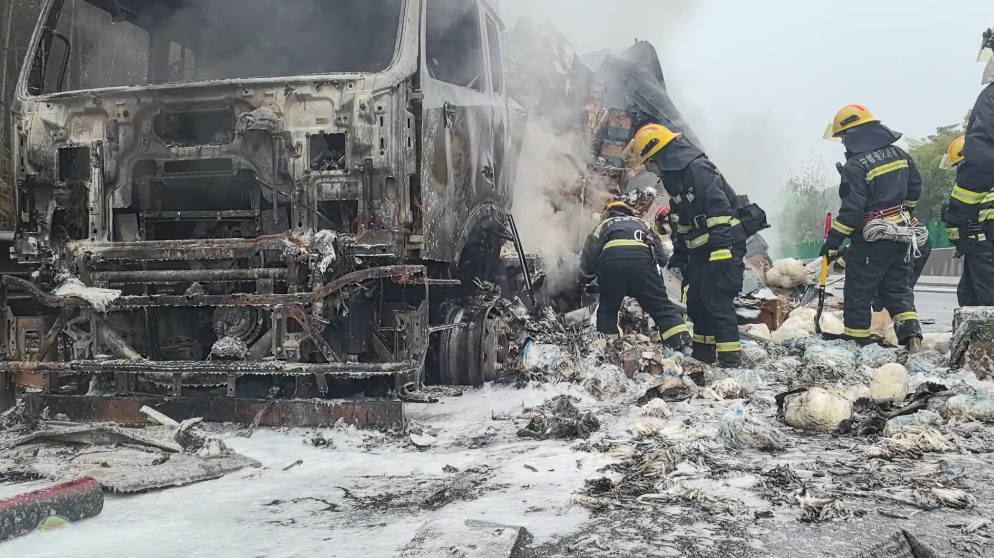 高速上，10吨金针菇全被烤熟！