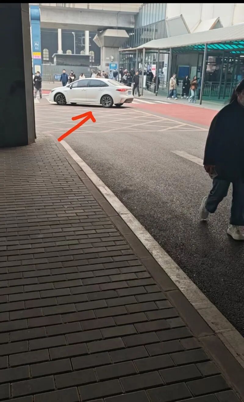 三天两起剐蹭,北京一地铁站口外改造后又有新问题出现? 三天两起剐蹭,北京一地铁站口外改造后又有新问题出现?