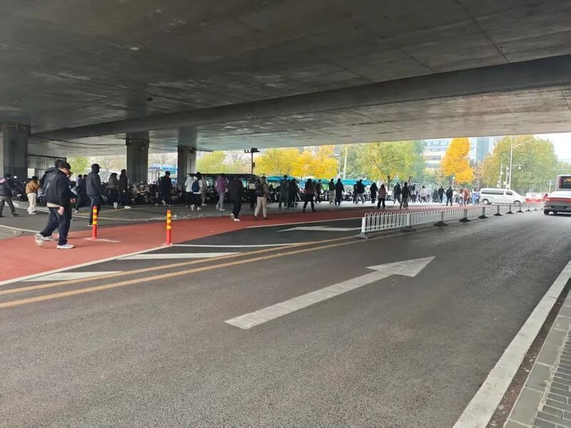 三天两起剐蹭,北京一地铁站口外改造后又有新问题出现? 三天两起剐蹭,北京一地铁站口外改造后又有新问题出现?