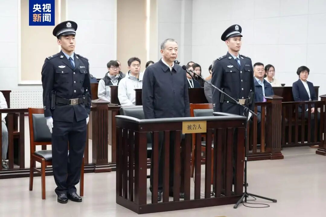 被留置前一晚仍在会所大吃大喝，副部级李显刚，被判无期