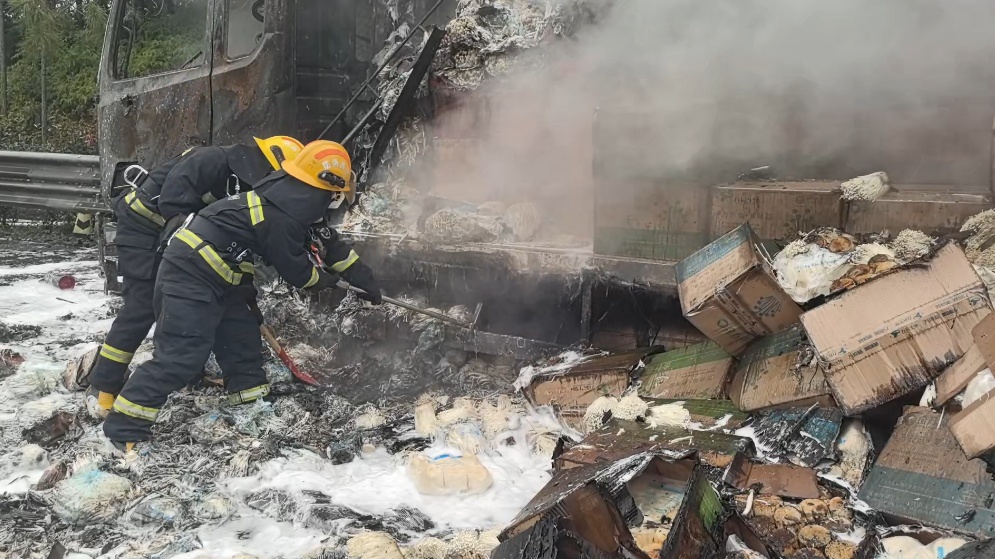 高速上，10吨金针菇全被烤熟！