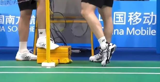 石宇奇跟腱受伤无奈退赛，更让人揪心的是：石宇奇坐轮椅离开赛场