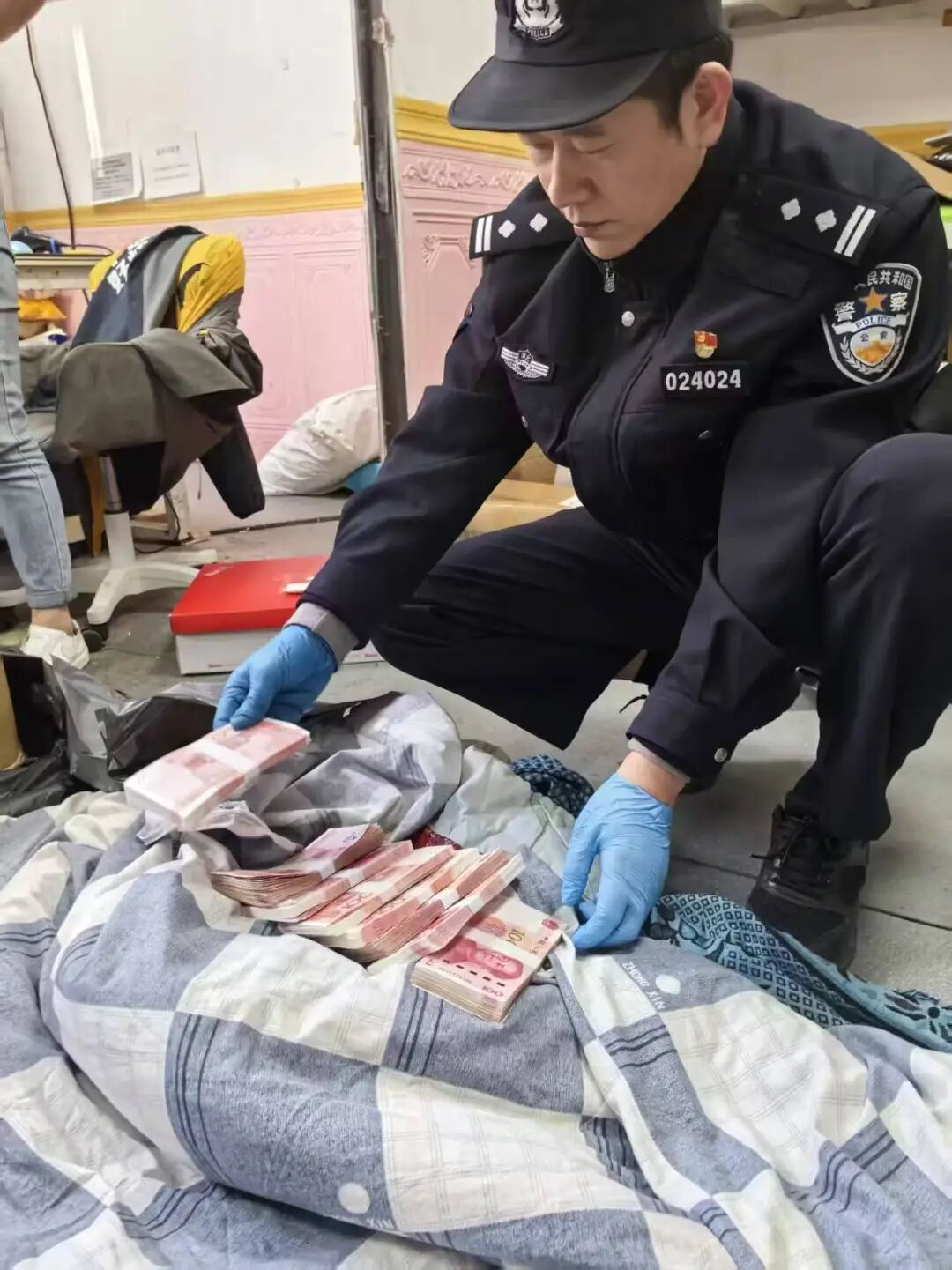 “找到了！现金藏在快递旧棉被里！”