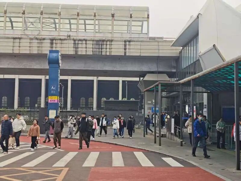 三天两起剐蹭,北京一地铁站口外改造后又有新问题出现? 三天两起剐蹭,北京一地铁站口外改造后又有新问题出现?