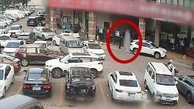 55万彩礼刚到手,电话就炸了!烟台女子险为“网恋军官”倾家荡产 55万彩礼刚到手,电话就炸了!烟台女子险为“网恋军官”倾家荡产