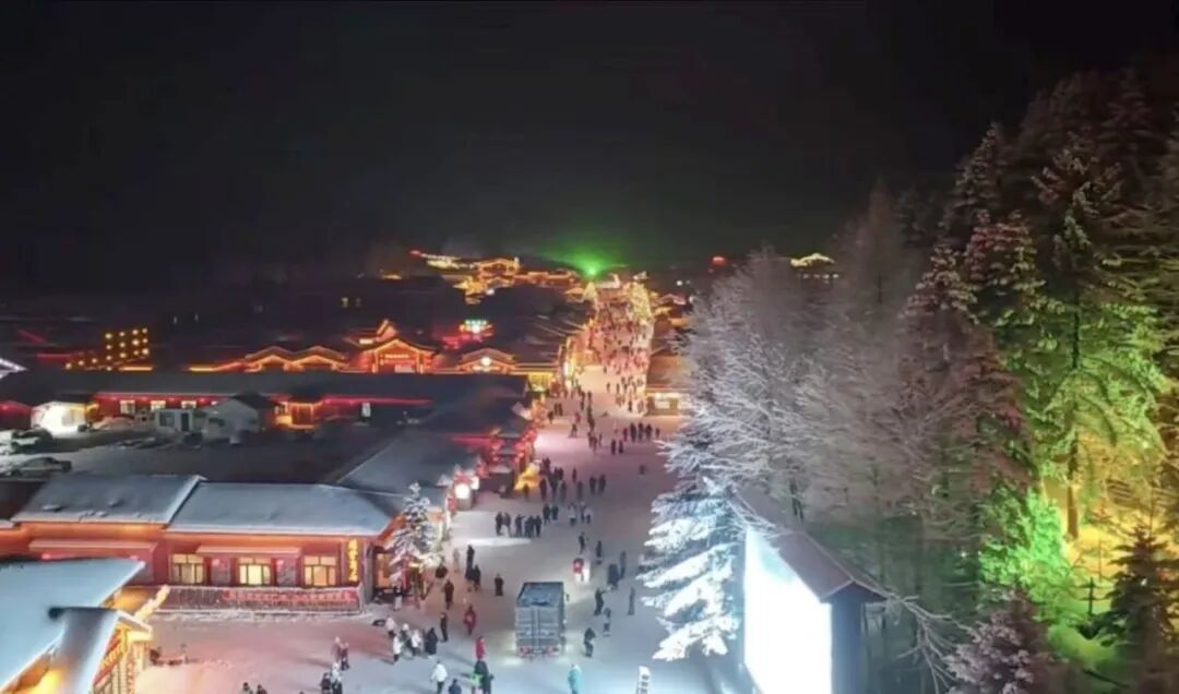 “中国雪乡”开园首日，迎宾又迎雪