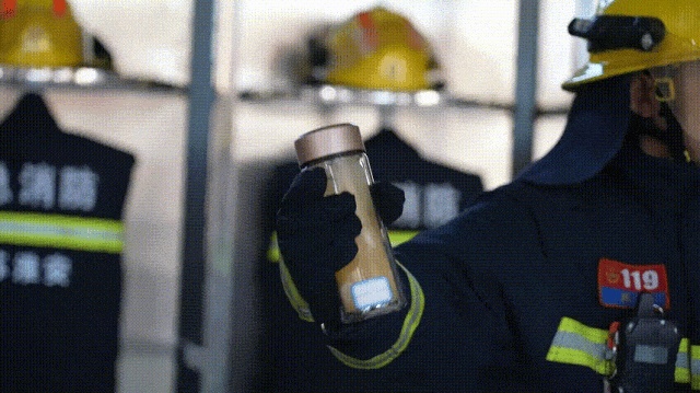 摇晃了几下，突然爆炸！家家都有的保温杯，这些东西不能放