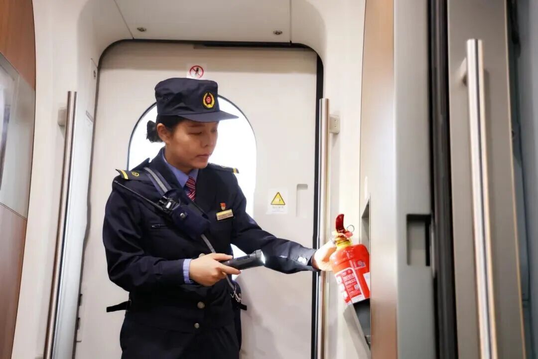 获得火车头奖章的“90后”铁路女生，厉害在哪儿？